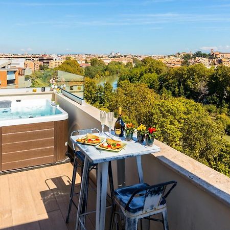 Penthouse With A Panoramic Rooftop In Trastevere With Seasonally Jacuzzi Róma Kültér fotó