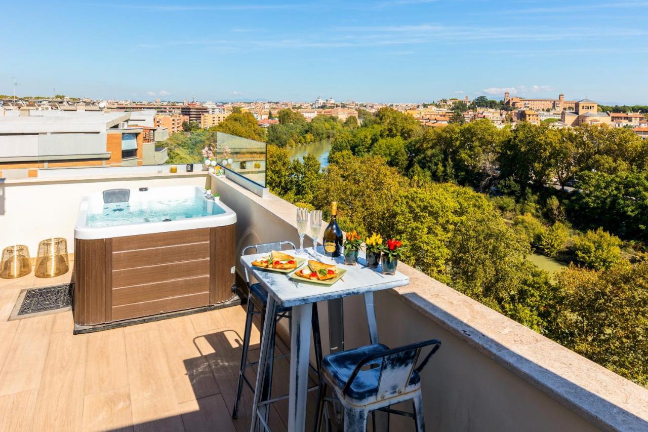 Penthouse With A Panoramic Rooftop In Trastevere With Seasonally Jacuzzi Róma Kültér fotó