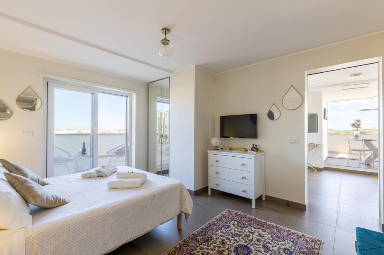 Penthouse With A Panoramic Rooftop In Trastevere With Seasonally Jacuzzi Róma Kültér fotó