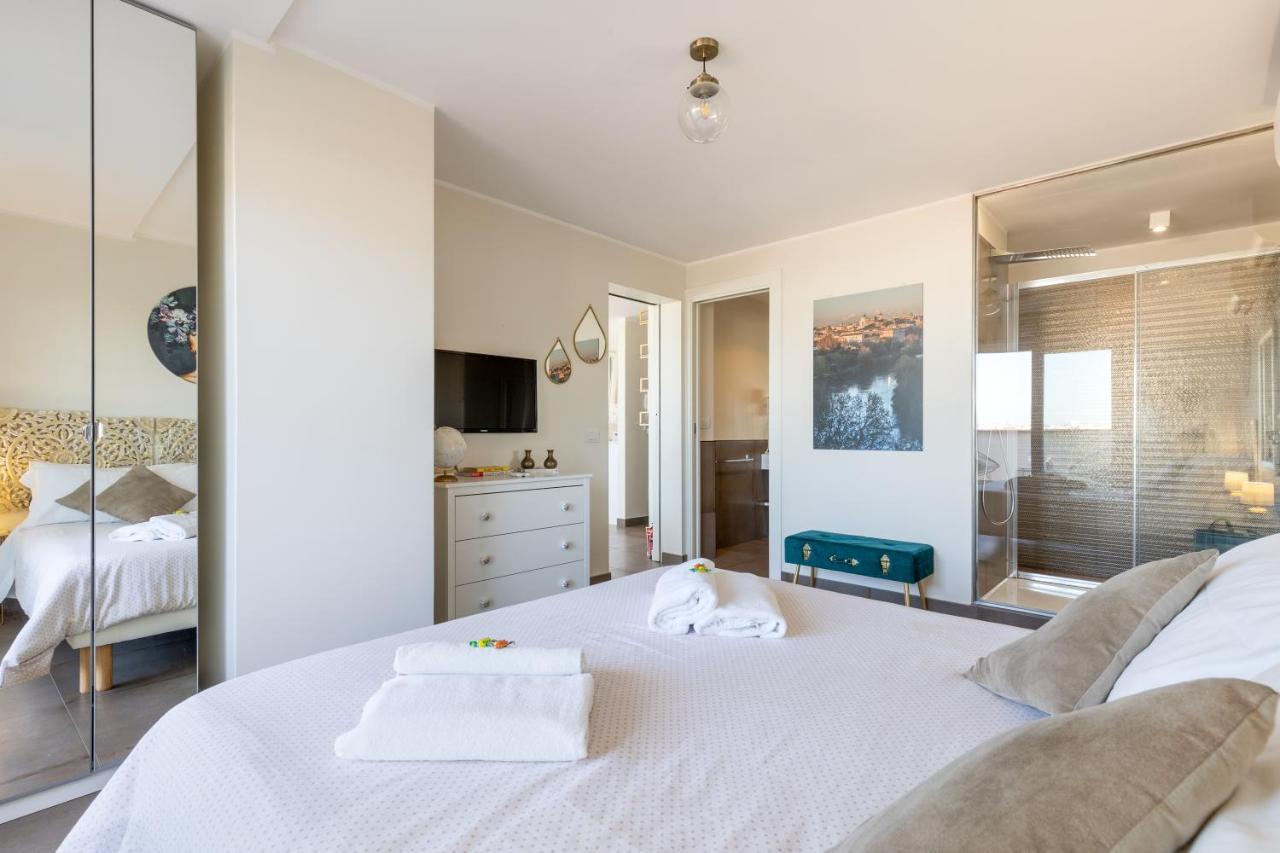 Penthouse With A Panoramic Rooftop In Trastevere With Seasonally Jacuzzi Róma Kültér fotó