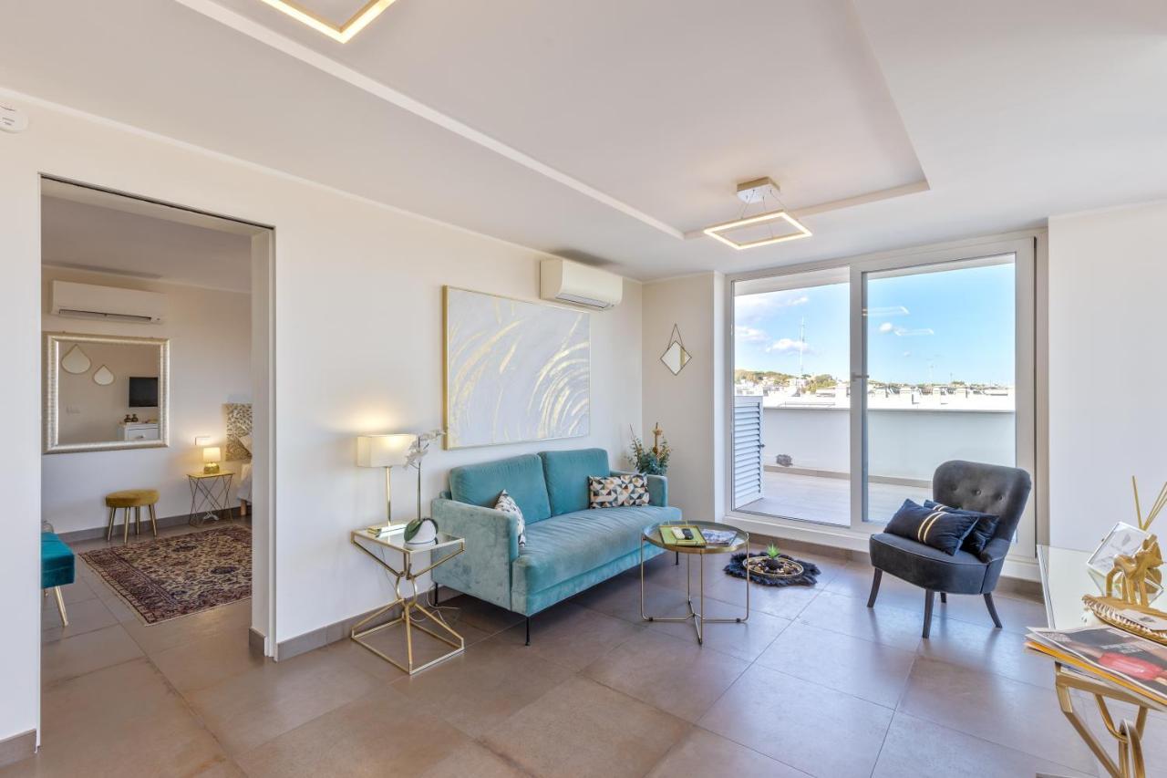 Penthouse With A Panoramic Rooftop In Trastevere With Seasonally Jacuzzi Róma Kültér fotó