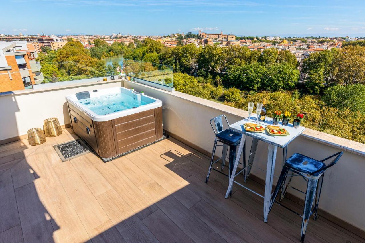Penthouse With A Panoramic Rooftop In Trastevere With Seasonally Jacuzzi Róma Kültér fotó