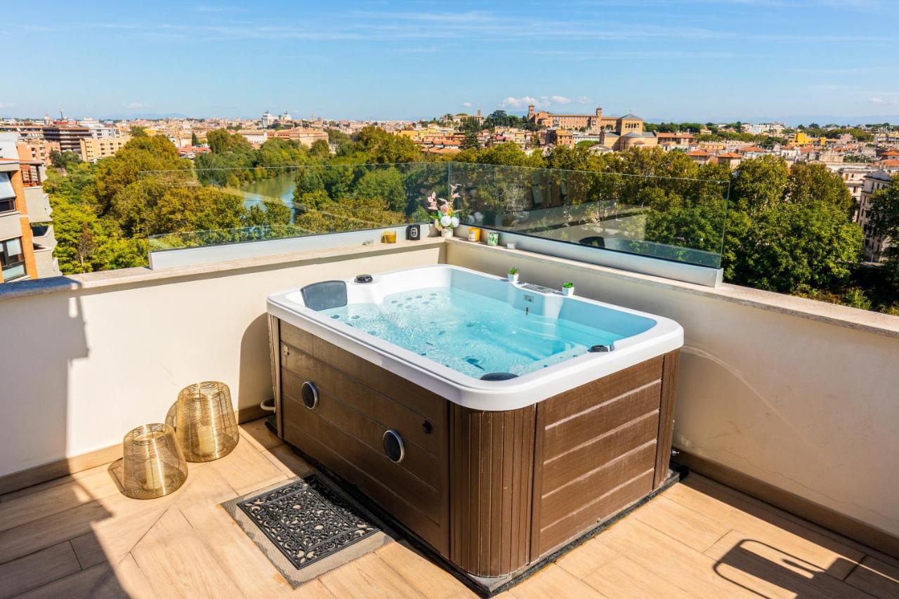 Penthouse With A Panoramic Rooftop In Trastevere With Seasonally Jacuzzi Róma Kültér fotó